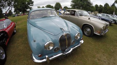 LONDON, İNGİLTAN - Temmuz 2017: Araba açık artırmasında antika arabalar 