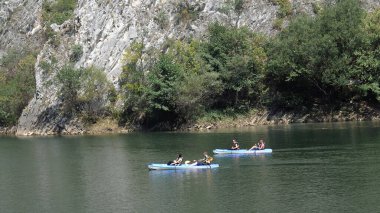 Üsküp, Makedonya - Ağustos 2018: Üsküp 'teki güzel Matka gölünde çift kayak yapıyor