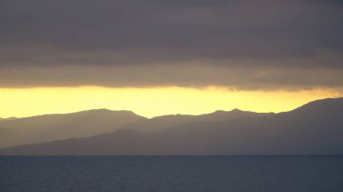 Mount Athos silüeti gündoğumu veya günbatımı ışık ışınları ve deniz panorama Yunanistan ile