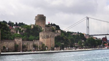 Rumeli Hisari kalesi ve Boğaz 'a giden asma köprü