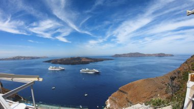 Santorini adasının Fira başkenti ve volkanik kaldera manzarası, Santorini, Yunanistan