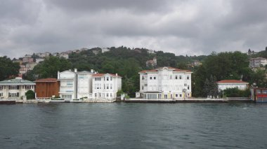 Yerel halkın hafta sonu ikametgahı olarak kullandığı boğaz dolusu ev.