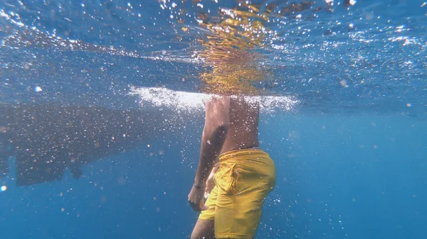Visão Subaquática Salva Vidas Procura Pessoa Afogada — Fotografia de Stock