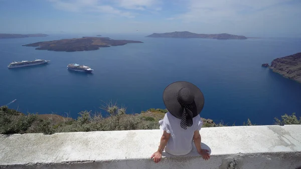 Europa Grecia Santorini Viajes Vacaciones Mujer Mirando Vista Famoso Destino — Foto de Stock