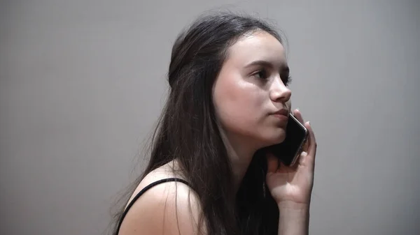 Young Woman Talking Mobile Phone Home Upset Holding Her Head — Stock Photo, Image