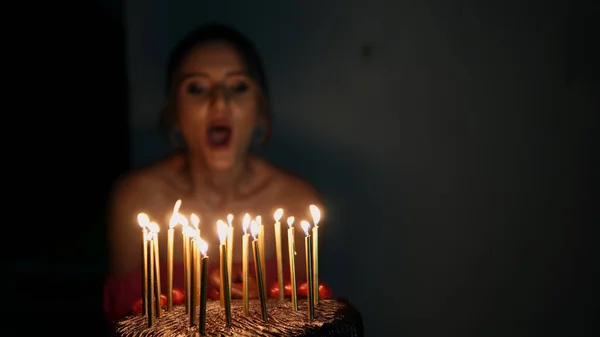Adolescente Femminile Godere Soffiando Candele Sulla Torta Compleanno Che Celebra — Foto Stock