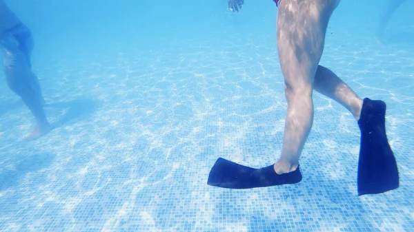 Dívka Nohy Ploutvích Plavání Točení Otáčení Otáčení Pod Vodou Pohled — Stock fotografie