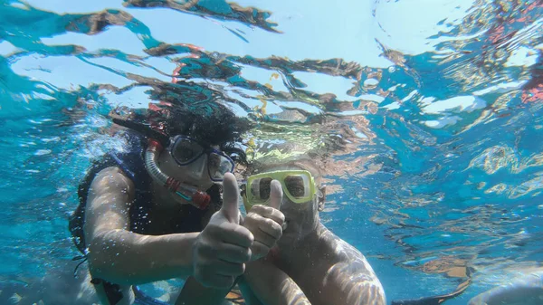 Happy Couple Snorkeling Mask Dive Underwater Fishes School Coral Reef — Stock Photo, Image