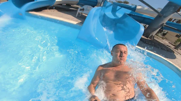 Selfie Hombre Divertido Deslizándose Tobogán Tobogán Aquapark —  Fotos de Stock