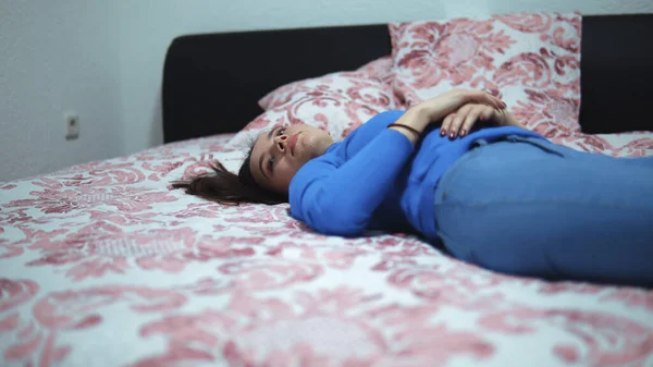 Продумана Жінка Лежить Ліжку Розтягує Руки Вдома — стокове фото