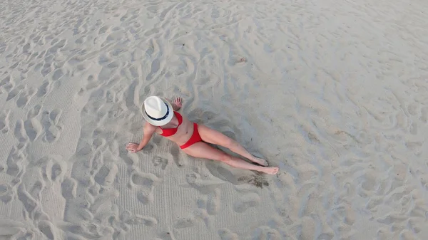 Letni Portret Młodej Opalonej Kobiety Ciesząc Się Życiem Siedząc Plaży — Zdjęcie stockowe