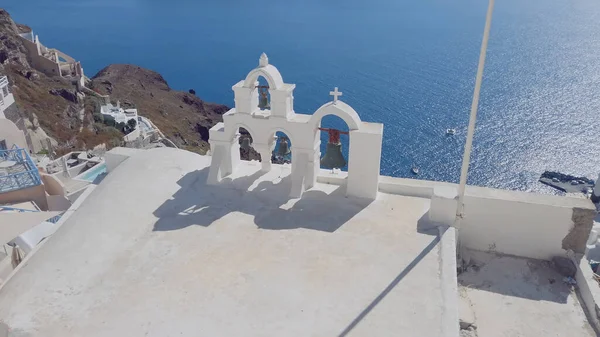 Klokken Van Een Orthodoxe Kerk Met Een Achtergrond Van Santorini — Stockfoto