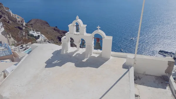 在Oia的一个具有Santorini Caldera背景的东正教教堂的钟声 — 图库照片