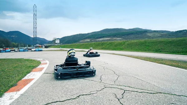 Kart Süren Kız Yuvarlak Pistte Yarış Yapıyor — Stok fotoğraf