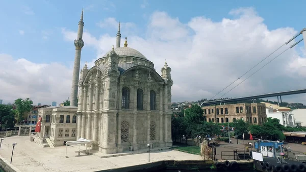 Istanbul Turkije Circa Oktober 2018 Pier Bij Ortakoy Moskee Istanbul — Stockfoto