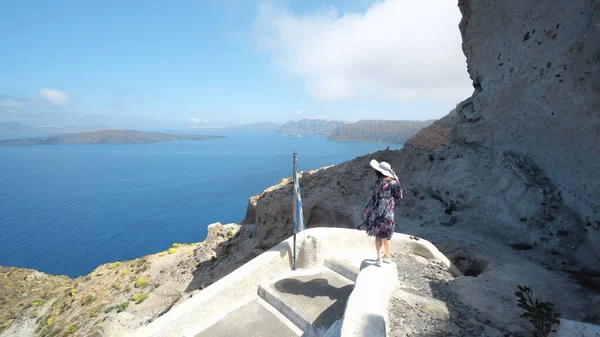 Santorini 'nin Kalbi ve Agios Nikolaos Ortodoks Kilisesi' nin merdivenlerinde Santorini adasının keyfini çıkarın.