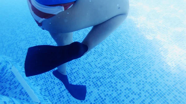 Girl Legs Flippers Swimming Spinning Turning Rotage Water View Pool — Stock Photo, Image