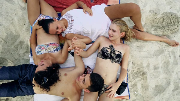 Grupo Amigos Deitados Praia Dia Ensolarado Conceito Sobre Amigos Raça — Fotografia de Stock