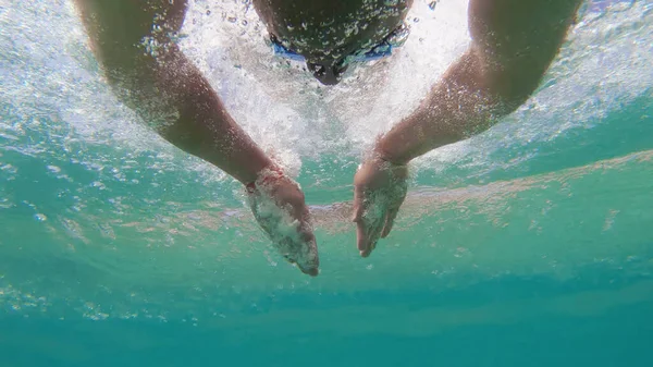 Junger Mann Schwimmt Meer Unterwasserblick — Stockfoto