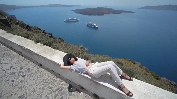 Mujer Disfrutando Relajación Tumbada Pared Vew Santorini Paisaje Con Vista — Foto de Stock