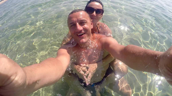 Selfie Pareja Feliz Romántico Relajarse Agua Playa Color Turquesa Concepto — Foto de Stock