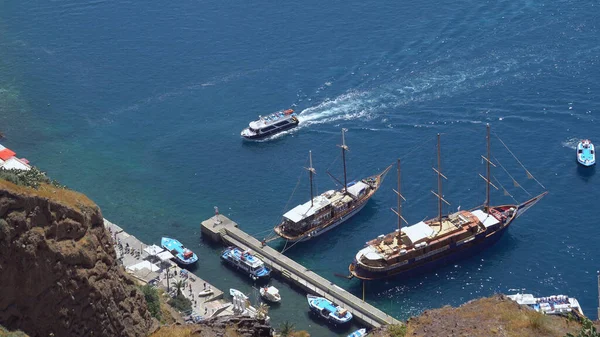 Zicht Egeïsche Zee Vanaf Fira Santorini Griekenland Haven Met Boten — Stockfoto