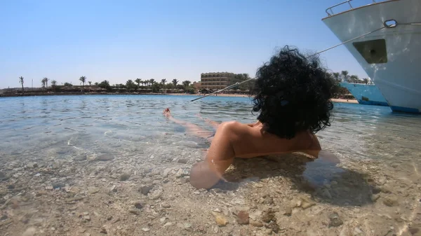 Γυναίκα Μαύρο Μπικίνι Ξαπλωμένη Διάφανη Τυρκουάζ Επιφάνεια Νερού Στην Παραλία — Φωτογραφία Αρχείου