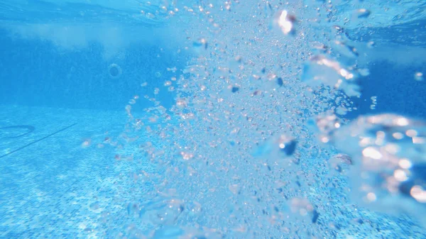 泡が立ち上がり スローモーションでプール内のジェットストリームの水中ビュー — ストック写真