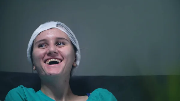 Joven Adolescente Con Vendajes Sobre Cabeza Después Cirugía Recuperación Operación —  Fotos de Stock