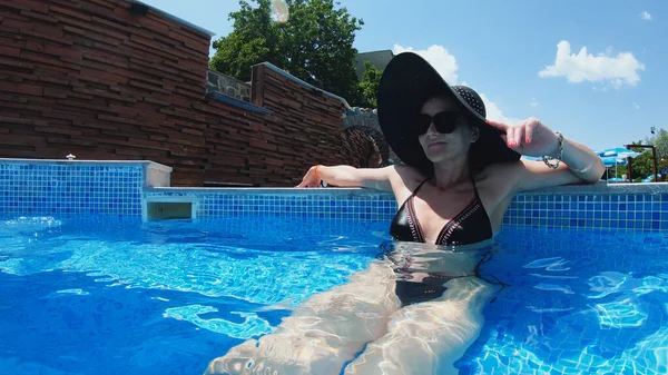 Belleza Cuidado Corporal Sensual Joven Mujer Relajante Piscina Spa Aire — Foto de Stock