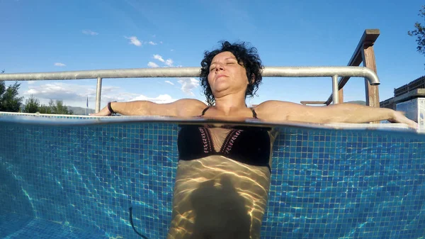 아름다움 수영장에서 편안하게 감각있는 수면의 반쯤되는 — 스톡 사진