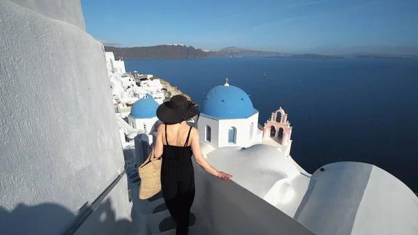 ブルネットエレガントな女性にOia Santorini — ストック写真