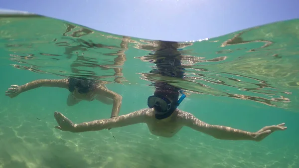 Pár Érzik Magukat Nyaralás Türkizkék Tiszta Víz Gopro Búvárkodás Snorkeling — Stock Fotó