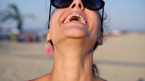 Retrato Uma Menina Sorrindo Câmera Girando Com Ele Praia — Fotografia de Stock