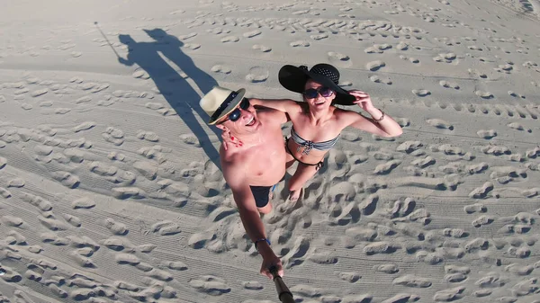 Paar Mittleren Alters Strand Hat Spaß Beim Drehen — Stockfoto