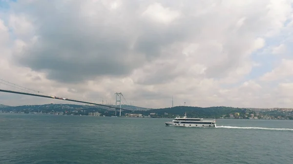 Stanbul Stanbul Boğazı Nda Cityscape Köprüsü Ile Turizm Teknesi Gezisi — Stok fotoğraf