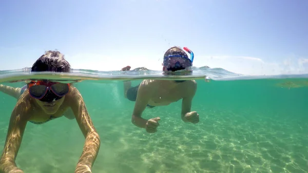 夏休みは ターコイズ ブルーのきれいな水 Gopro でのダイビングで楽しいシュノーケ リングのマスクとカップル ドーム ショット — ストック写真