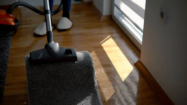 Wanita Cantik Adalah Hoovering Lantai Parket Rumah Menggunakan Vacuum Cleaner — Stok Foto