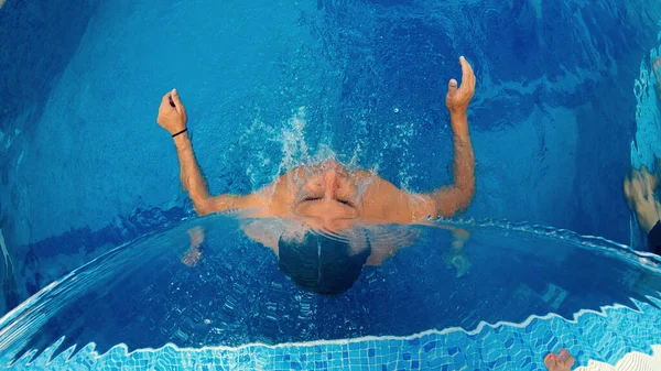 Schoonheid Lichaamsverzorging Sensuele Jonge Vrouw Ontspannen Outdoor Spa Zwembad Slow — Stockfoto