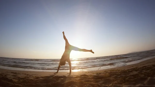 Mulher Saudável Praia Pôr Sol Fazendo Exercícios Ginástica — Fotografia de Stock