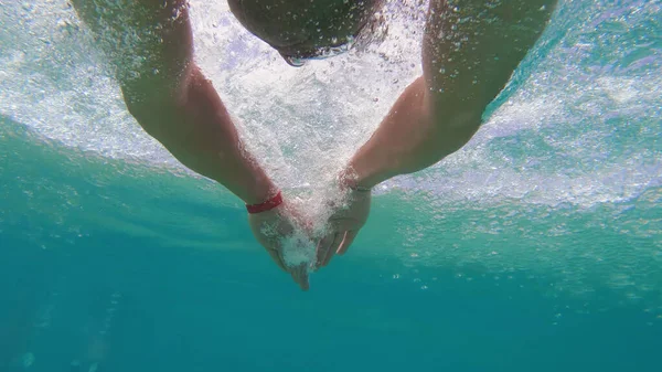Молодий Чоловік Плаває Повзанням Морі Вигляд Під Водою — стокове фото
