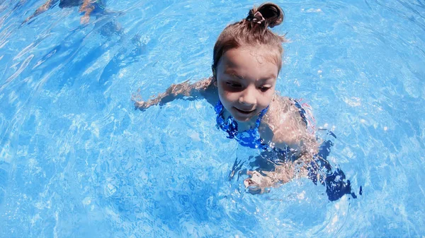 Bovenaanzicht Van Het Kleine Meisje Zwemmen Het Zwembad Met Flippers — Stockfoto