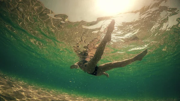 Bikinili Seksi Kadın Deniz Suyunun Yüzeyinde Dinleniyor Yaz Güneşleri Altı — Stok fotoğraf