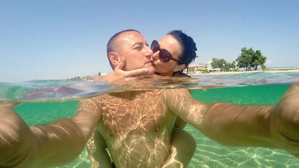 Selfie Romantiska Glada Par Avkopplande Turkos Strand Vatten Sommarsemester Koncept — Stockfoto