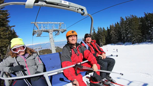 Esquiadores Snowboarders Telesilla Aire Libre Van Cima Cumbre Montaña Para —  Fotos de Stock