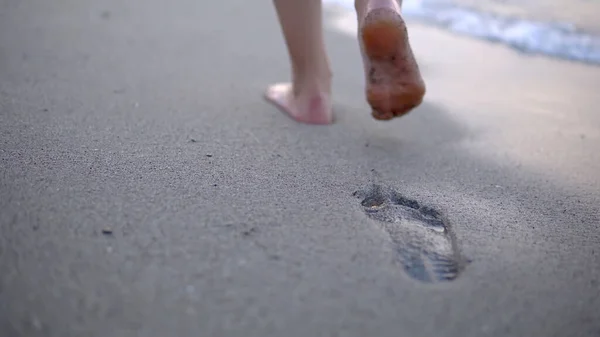 Женщина Гуляющая Пляжу — стоковое фото