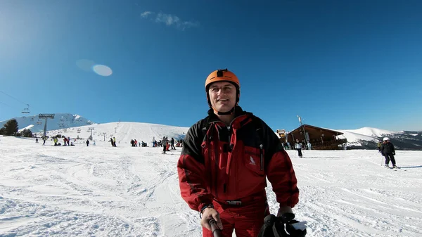 Man Rijden Ski Met Selfie Stok Zijn Hand — Stockfoto