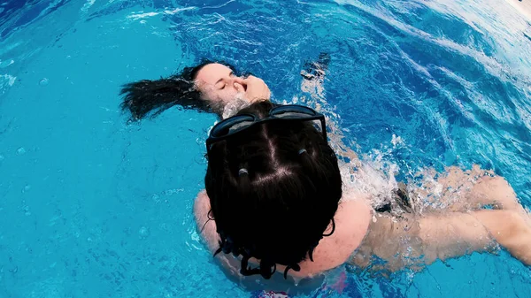 Grappige Tiener Probeert Verdrinken Van Haar Zus Zwembad Paar Speelt — Stockfoto