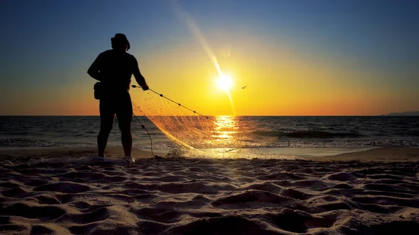 Thai Fisherman Casting Net Catching Freshwater Fish Ocean Early Evening — Stock Photo, Image