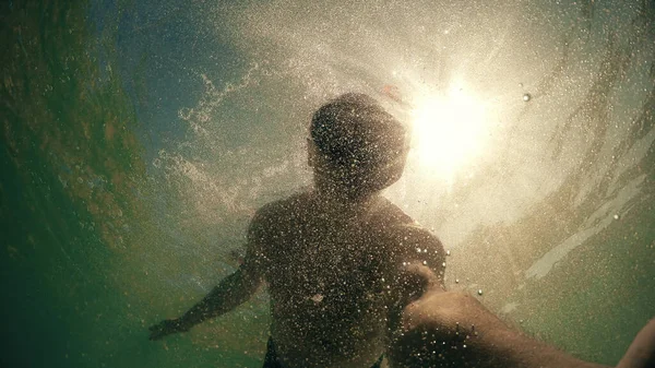 Selfie Homem Nadando Superfície Água Tiro Cúpula Gopro — Fotografia de Stock